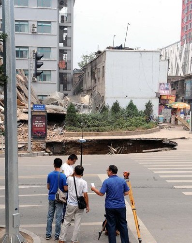 地下管道破裂后,流水傾注到通道內(nèi),致使路面塌陷、部分樓房坍塌